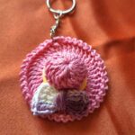 Ročno izdelan klobuček 6x6cm, primeren kot obesek