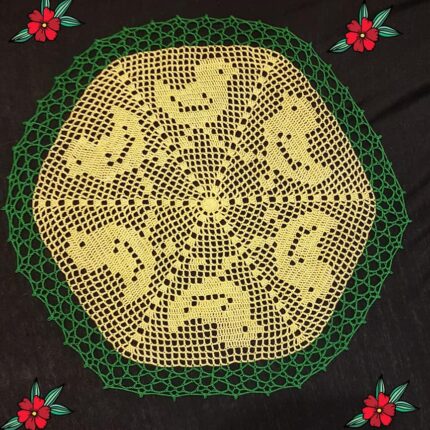 Kvačkan prtiček v rumeno zeleni barvi,,lahko je barva po želji