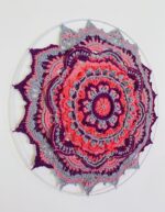 Mandala v sivih, rdečih in vijoličnih tonih – moč barv v krogu