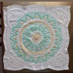 Kvačkana odeja z vzorcem mandale