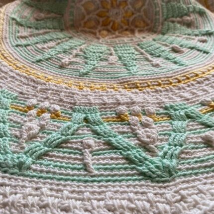 Kvačkana odeja z vzorcem mandale