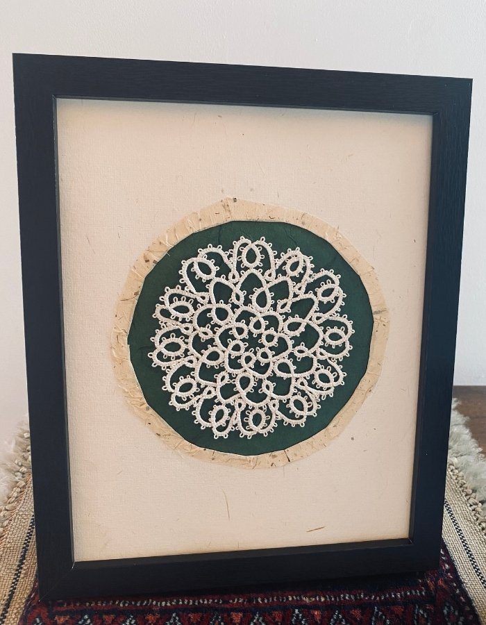 Vozlana čipka v lesenem okvirju