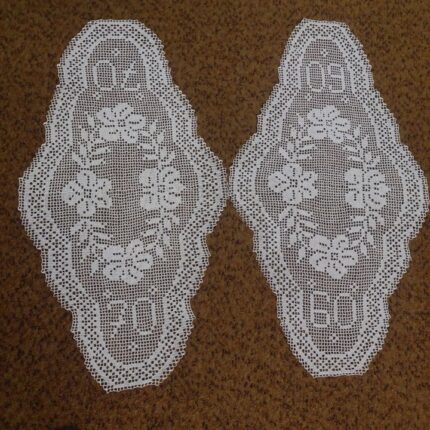 Kvačkan prtiček je izdelan ročno, narejen je iz bombažne preje in se pere do 60 stopinj, lahko je narejen v vaši barvi, le barvo sporočite. velikost pa je tudi odvisna od preje, Lahko je brez številke ali s številko za darilo okrogle obletnice.