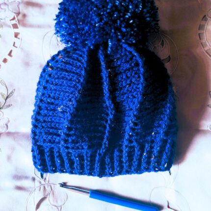 Ročno kvačkana kapa z cofom,,barva po želji